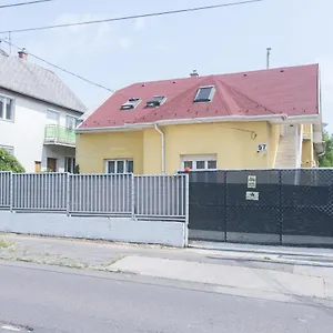  Apartament Hi-bp Garden City Batsanyi 3 Rooms, Upstairs Near The City Train With Free Parking